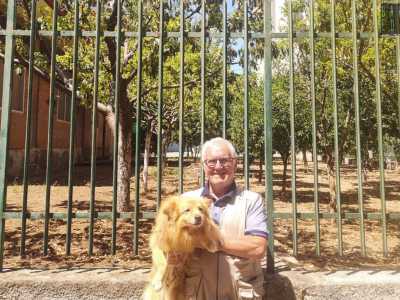 � qui che incontriamo Peppino, proprio davanti all�entrata del giardino ormai serrata con un lucchetto. � assieme al suo fidato volpino di nome Zorro, che lo ha accompagnato in tutta la sua avventura